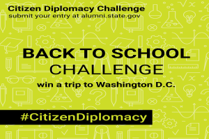 Ein Plakat mit der Aufschrift "Back to School Challenge: Gewinne eine Reise nach Washington D.C." in fetter schwarzer Schrift auf einem weißen Hintergrund, das eine bunte Illustration eines grinsenden Schülers mit einem Rucksack vor einem Schulgebäude zeigt.