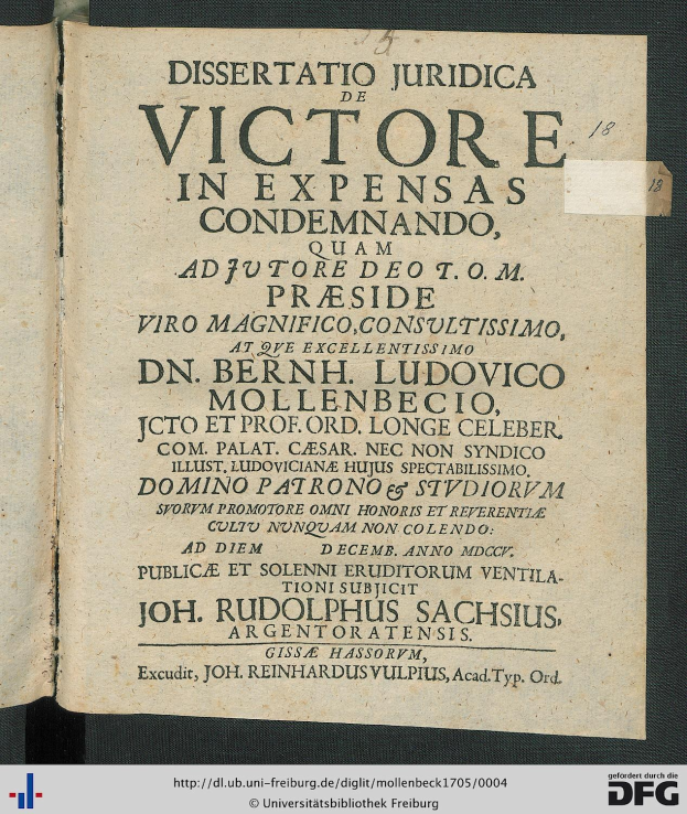 Offenes Buch mit dem Titel "Dissertation Juridica de Victore in Expensas Condemando" und lesbaren Textseiten, wahrscheinlich eine Sammlung von juristischen Dokumenten.