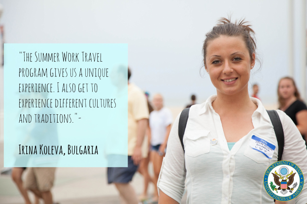 Eine Frau mit einer Tasche lächelt umgeben von einer Gruppe von Menschen, die gehen, mit Text auf der linken Seite, der über das Sommerarbeitprogramm berichtet.