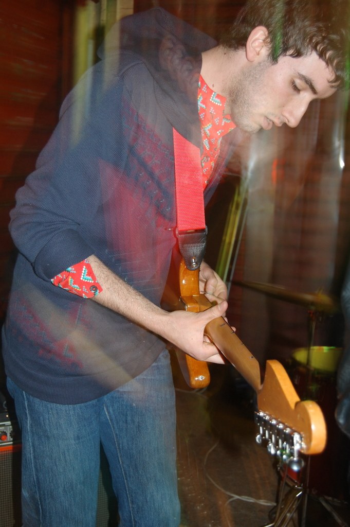 Ein Mann spielt eine akustische Gitarre.