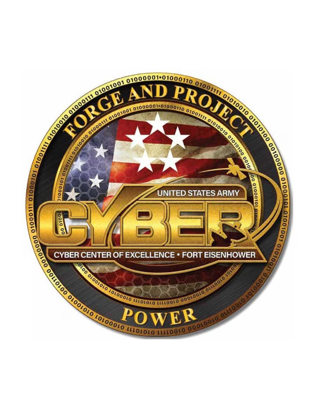 Logo der United States Army Cyber Center of Excellence, Fort Eisenhower, mit einem blauen Kreis mit einem weißen Stern, einem weißen Rand und der Schrift "Forge and Project Cyber Power" in fetter schwarzer Schrift darunter.