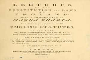 Ein altes, offenes Buch mit dem Titel "Vorträge über die Verfassung und Gesetze Englands mit einem Kommentar zur Magna Charta und Illustrationen vieler englischer Gesetze" mit sichtbarem schwarzem Tintentext auf der Seite.