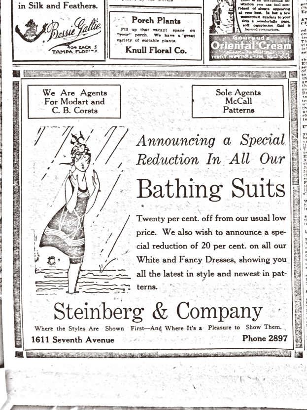 Eine Frau in einem weißen hochgeschlossenen, langärmeligen Kleid mit einem Dutt, die in der Mitte einer Steinberg & Company-Badeanzugwerbung sitzt, umgeben von Text.