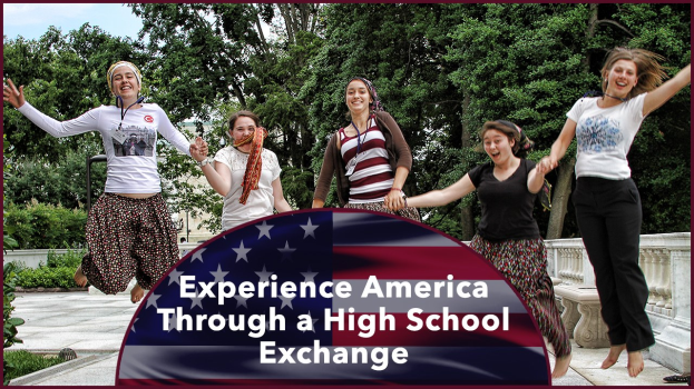 Gruppe von Frauen, die im Freien springen und lächeln, umgeben von Grün unter einem klaren blauen Himmel, mit Text unten: "Erlebe Amerika durch einen High School-Austausch."