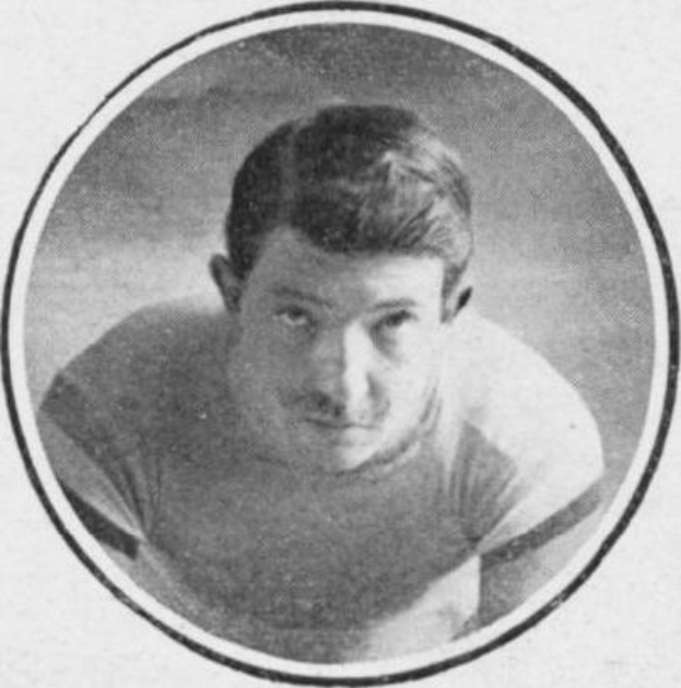 Schwarzes und weißes Foto eines Mannes in Fußballuniform mit ernstem Gesichtsausdruck, der eine Fußballuniform trägt und kurze dunkle Haare hat, vor einem weißen Hintergrund.