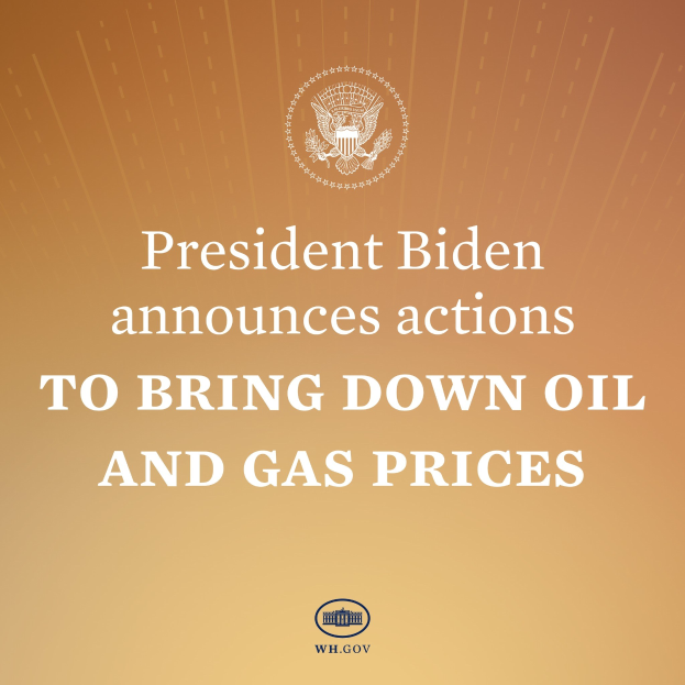 Präsident Biden an einem Rednerpult mit einer Plakette, auf der ein Logo und Text zu sehen sind, bei der Ankündigung von Maßnahmen zur Reduzierung von Öl- und Gaspreisen.