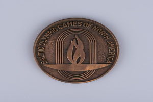 Eine Bronzemedaille mit der Aufschrift "Baltic Olympic Games of North America" auf einem weißen Hintergrund.