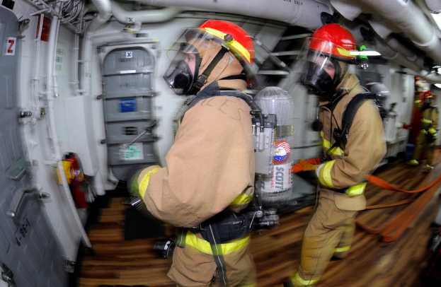 Ein altes Buch mit dem Titel "Mord" liegt auf einer grauen Oberfläche, mit Text, der wahrscheinlich die Ermordung von Benjamin Edwards beschreibt.