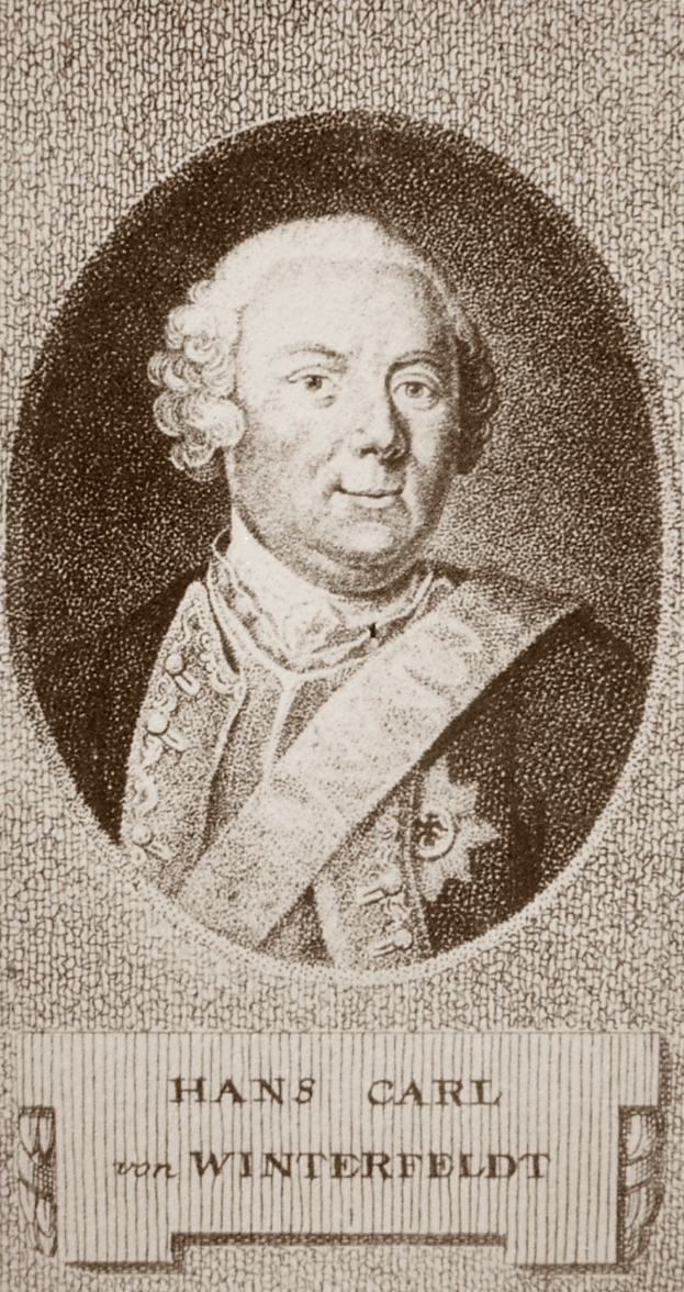 Schwarzes und weißes Portr├Ąt von Hans Carl von Winterfeldt mit ernster Miene, mit Text unten.