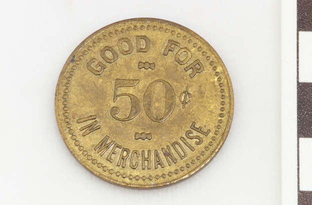 Eine Goldmünze mit der Aufschrift "Gültig für 50 in Waren" auf einem weißen Hintergrund.