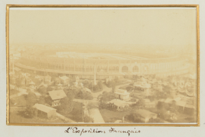 Altes Schwarz-Weiß-Foto eines Stadions umgeben von Gebäuden, Bäumen und Masten mit Text am unteren Rand.